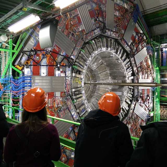 Många månaders planering nådde sitt klimax idag när F12 äntligen tog sig till CMS i CERN!!
