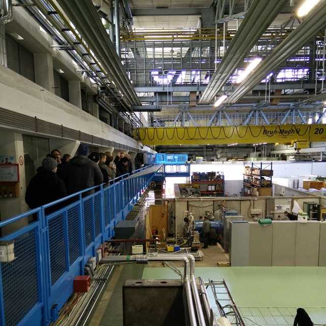 Med Hans Danielsson fick vi kika på annan forskning som sker på CERN utöver LHC. I denna lokal finns en kvadratisk accelerator som skickar in anti-protoner i xenongas för att bilda posetroner och elektroner, där anti-protonerna och posetronerna blir antiväte.