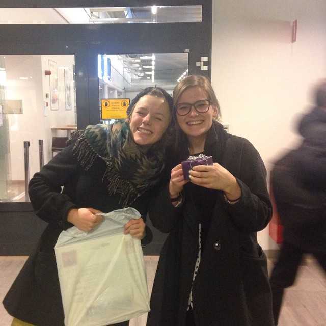 Lyckan när kursaren kommer tillbaka till Umeå efter en utbytestermin i Tyskland! Välkommen tillbaka Elin! #maddejublar