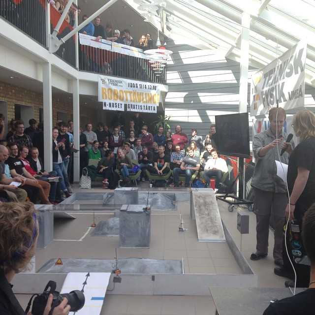 Mycket folk..! Massa robotar...!!!! Nu är det igång! #robottävling #tekniskfysik #umeå #umu