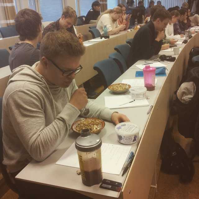 Den optimala föreläsningen sker i samband med frukost!! #tekniskfysik #umu #food