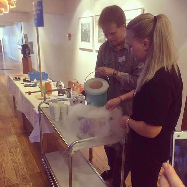 Idag är vi på universitetets informationsdag och gör glass med flytande kväve! #tekniskfysik