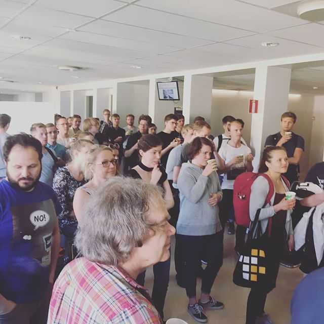 Igår tog vi ett sista farväl till NA-korridoren med ett gemensamt fika. Vi gratulerar Jens Zamanian som fick ta emot Teknisk Fysiks kvalitetspris. Glad sommar önskar ledningen på teknisk fysik! ☉